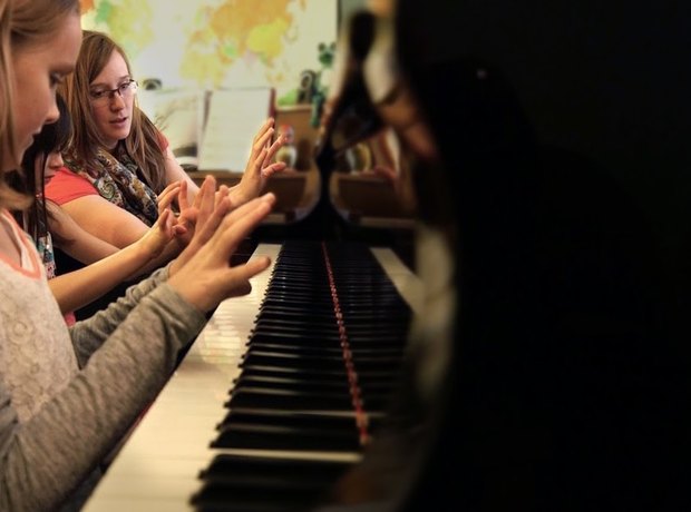 Élèves au piano avec leur professeure