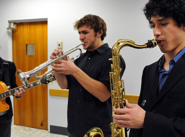 Deux élèves à la trompette et au saxophone