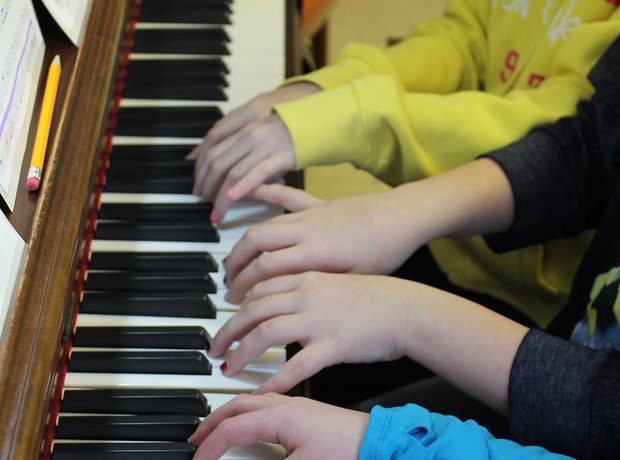 Mains d'élèves au piano